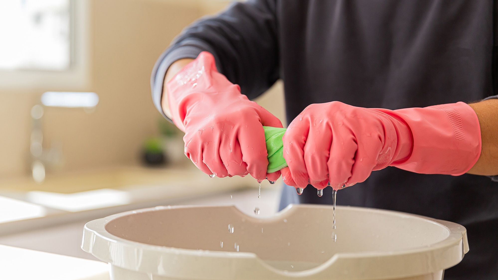 Ten en cuenta escurrir muy bien la bayeta antes de limpiar