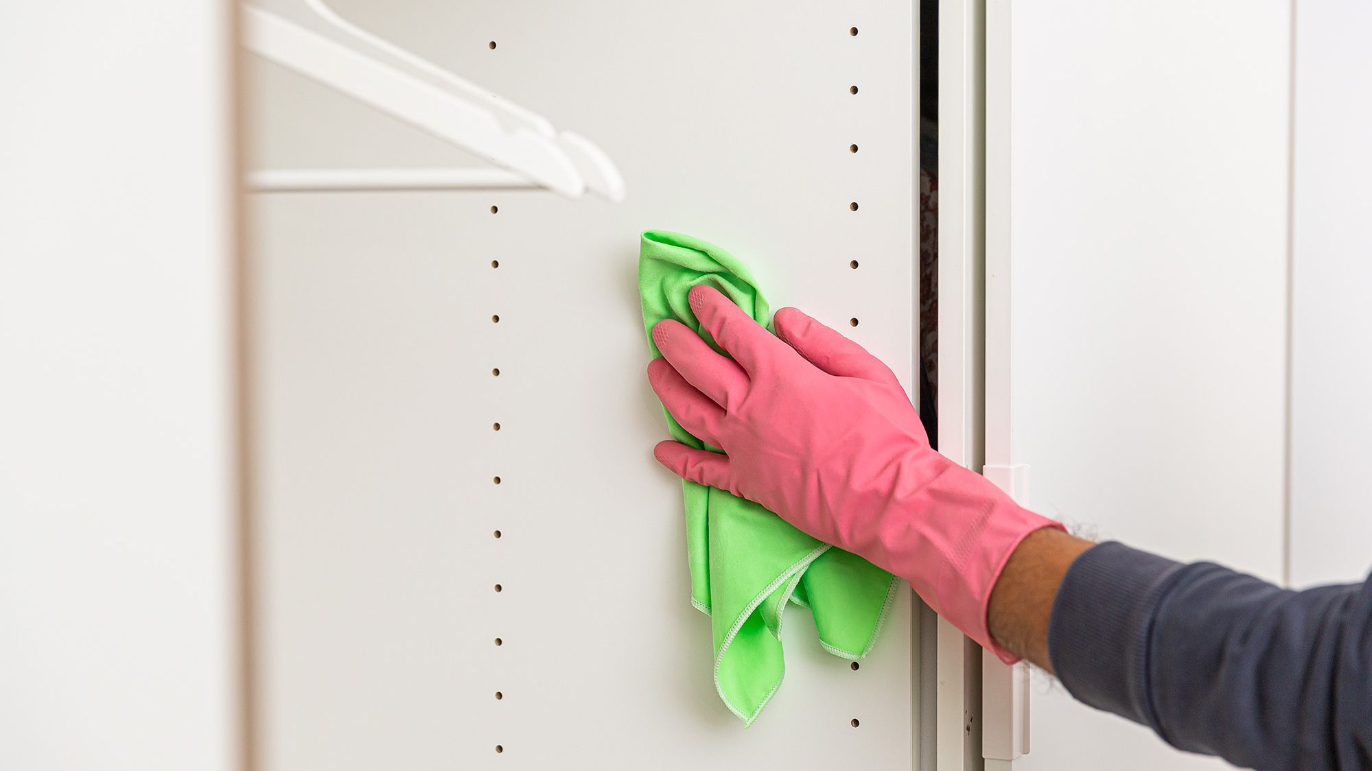 ¡Toca limpiar! Pasa la bayeta escurrida por todo el armario