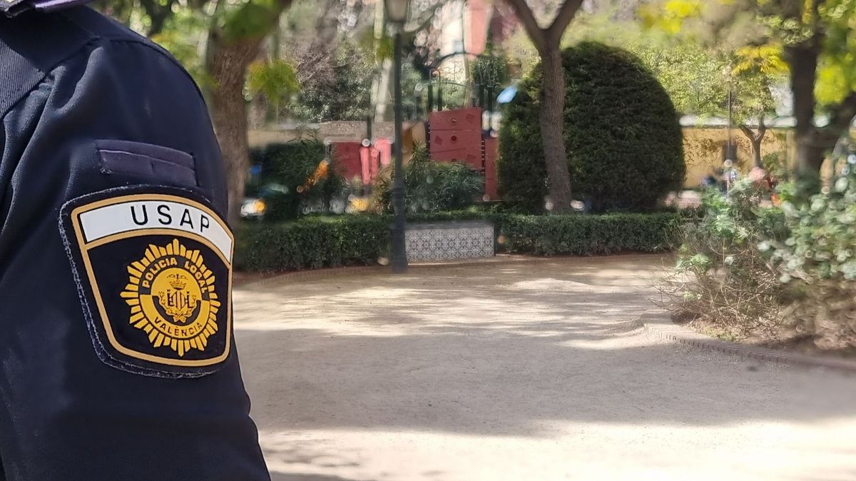 Agente de Policía Local en un parque en Valencia