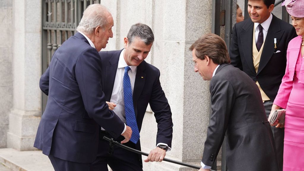 Así ha sido la llegada del rey Juan Carlos a la boda de José Luis Martínez-Almeida, con desliz incluido (Imagen: Cordon Press)