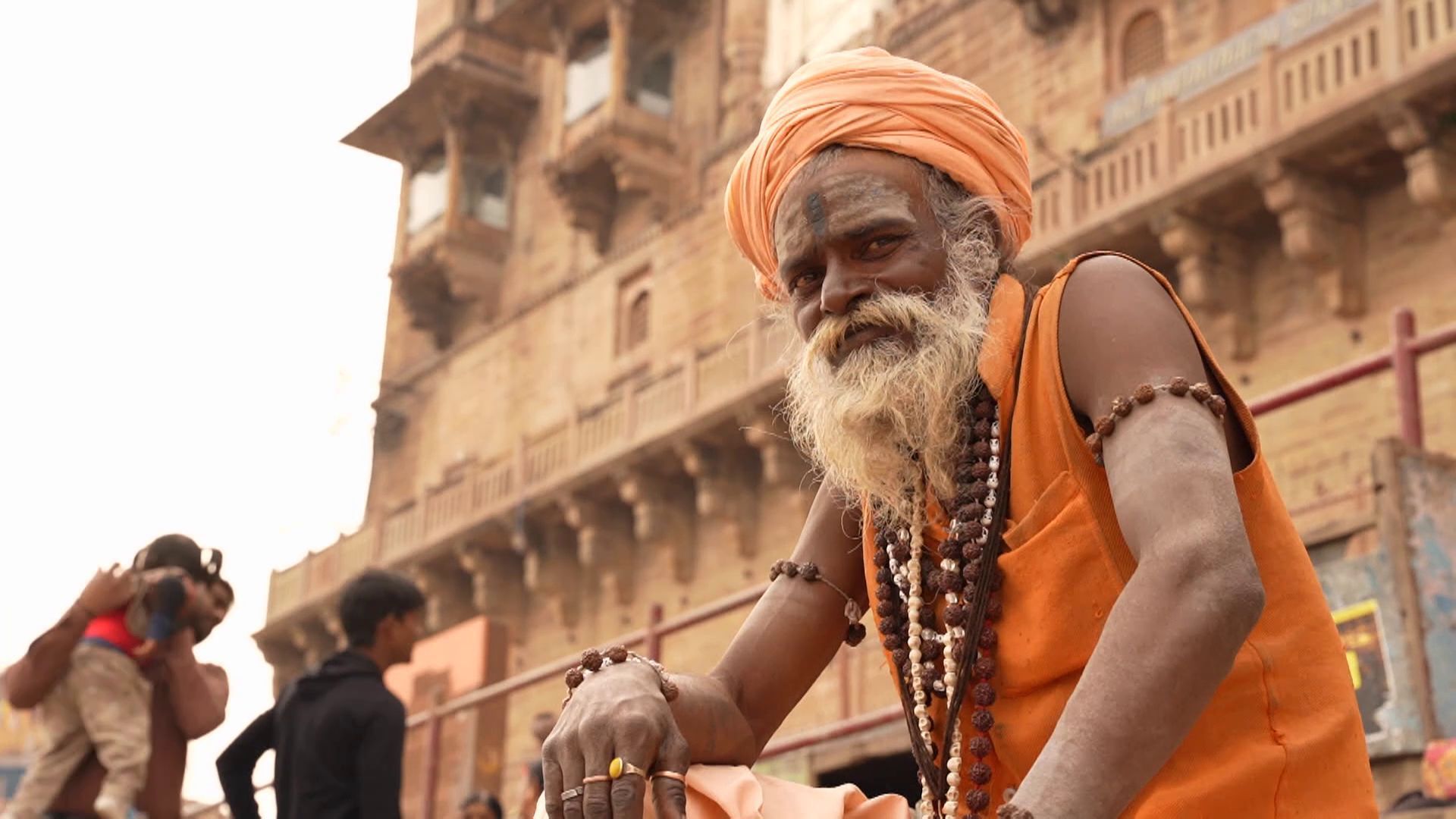 Benarés, en India, la ciudad de los contrastes: desde los baños sagrados en el río Ganges hasta casos de necrofilia
