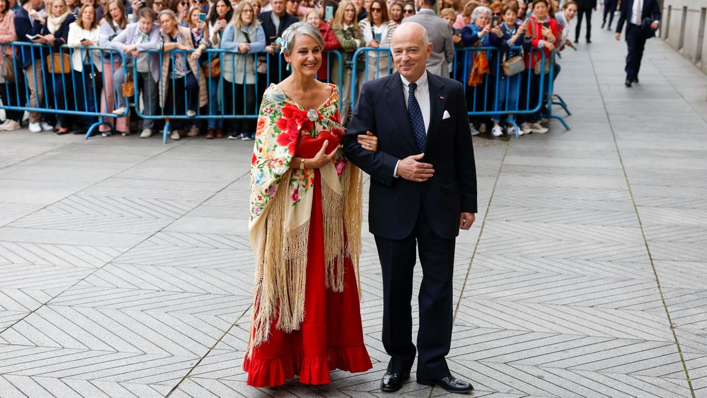 Carla Royo Villanova y príncipe Kubrat de Bulgaria a su llegada a la iglesia de San Francisco de Borja para asistir a la boda de José Luis Martínez Almeida y Teresa Urquijo