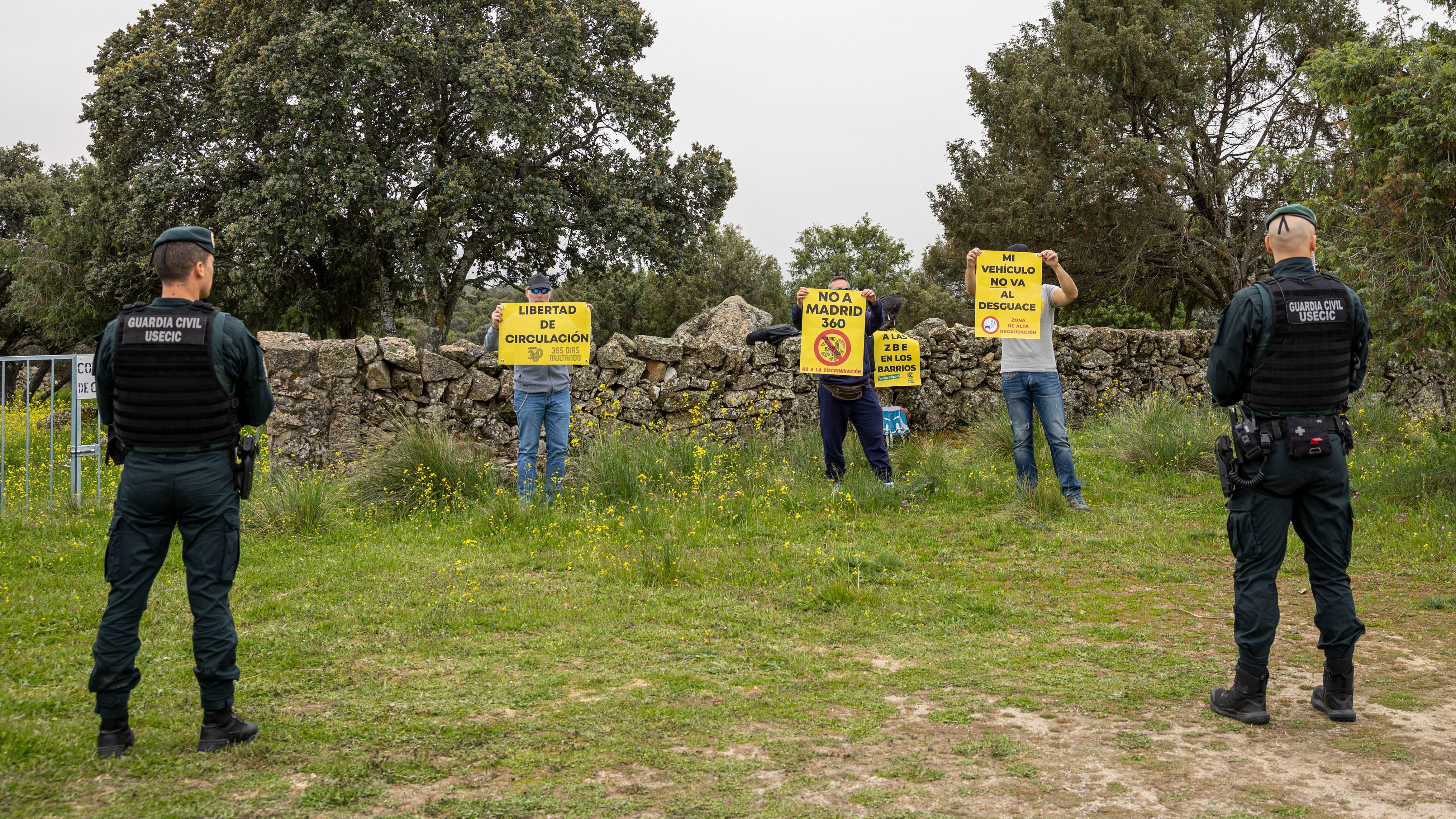 Concentración de personas en las inmediaciones de la finca El Canto de la Cruz de Colmenar Viejo