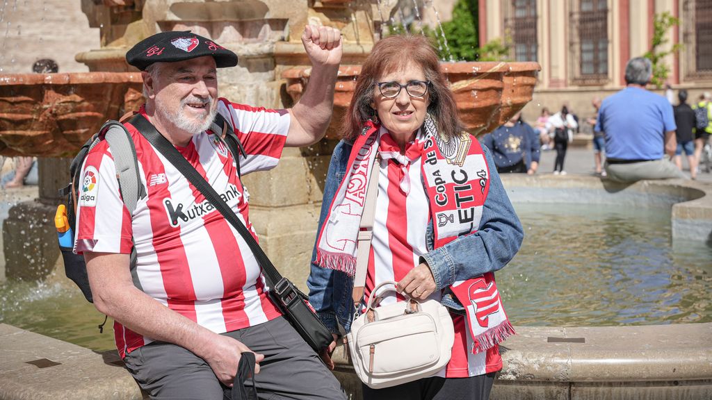 Dos aficionados del Athletic Club en el centro de Sevilla
