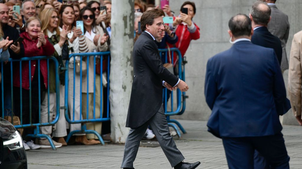 El alcalde de Madrid, José Luis Martínez-Almeida, a su llegada este sábado a la iglesia de San Francisco de Borja de Madrid