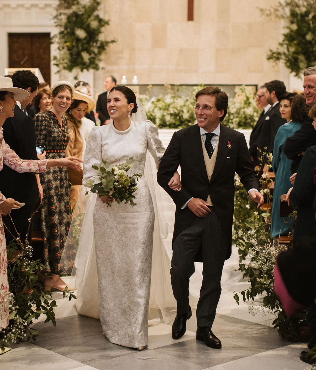 El alcalde de Madrid, José Luis Martínez Almeida, y su esposa, Teresa Urquijo, sonríen a los invitados tras la ceremonia de boda celebrada en la iglesia de San Francisco de Borja de Madrid este sábado.