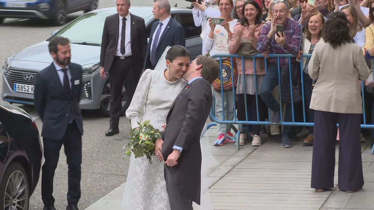 El beso tímido en la mejilla de Almeida a su ya mujer Teresa Urquijo: "¡Que se besen!"