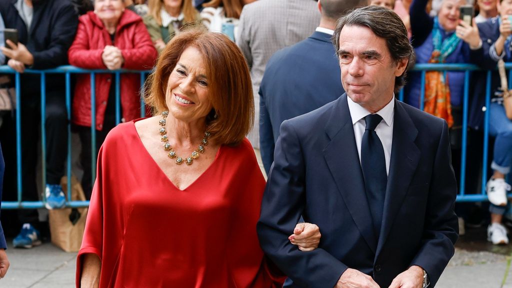 El expresidente del Gobierno José María Aznar y su esposa Ana Botella, a su llegada a la iglesia de San Francisco de Borja para asistir a la boda de José Luis Martínez Almeida y Teresa Urquijo