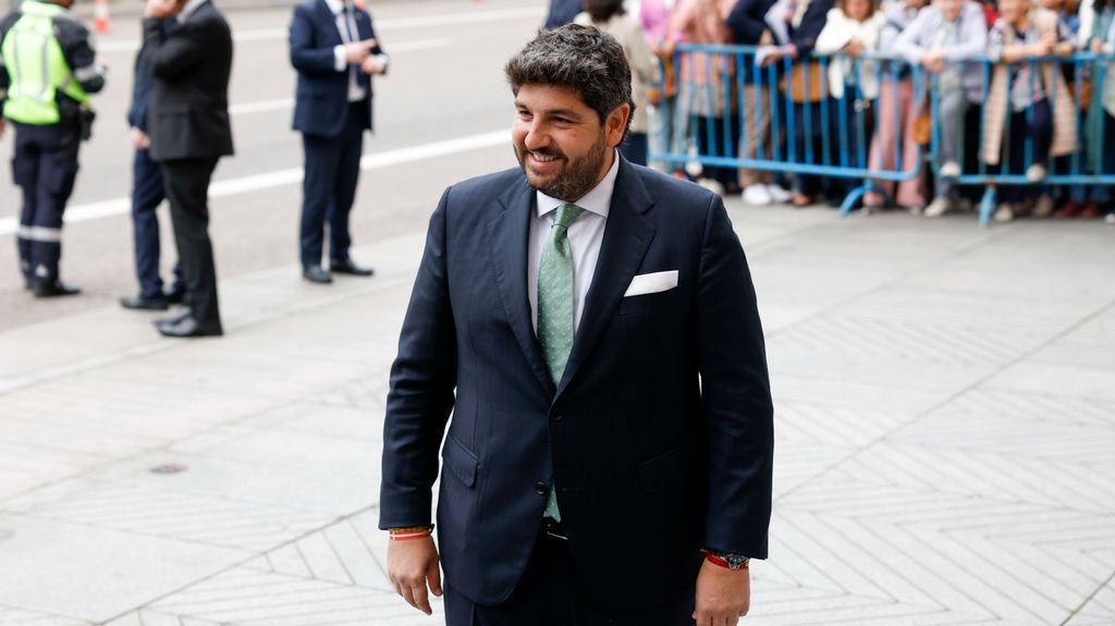 El presidente de Murcia, Fernando López Miras, a su llegada a la iglesia de San Francisco de Borja para asistir a la boda de José Luis Martínez Almeida y Teresa Urquijo