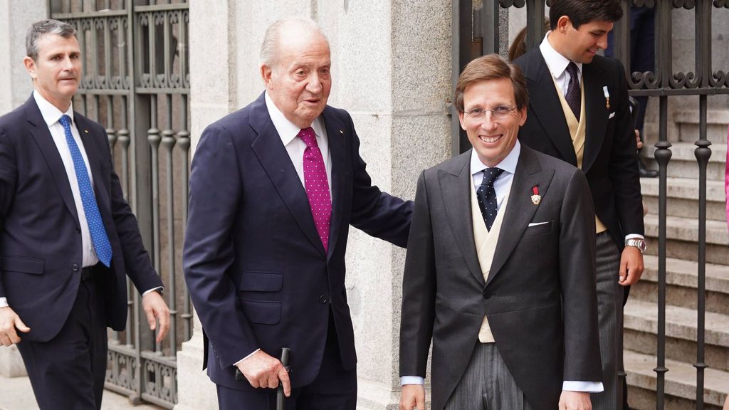 El rey emérito Juan Carlos I en la iglesia de San Francisco de Borja de Madrid con el alcalde de Madrid, José Luis Martínez-Almeida