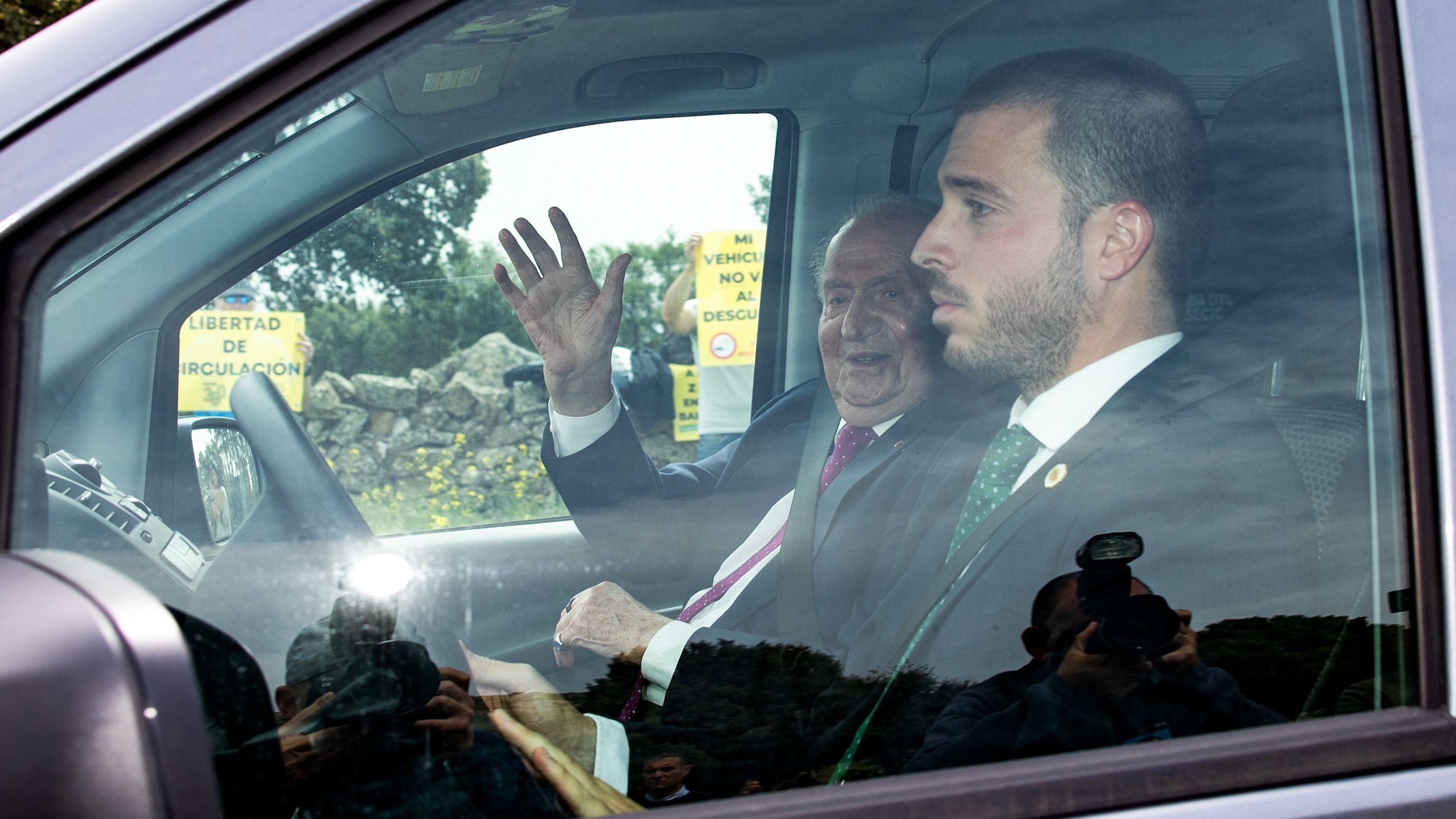 El rey emérito Juan Carlos I saluda a su llegada a la finca El Canto de la Cruz de Colmenar Viejo