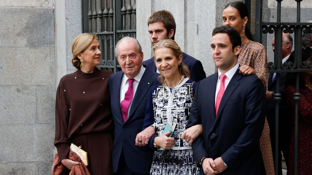 El rey emérito Juan Carlos I se reúne con sus hijas y tres de sus nietos