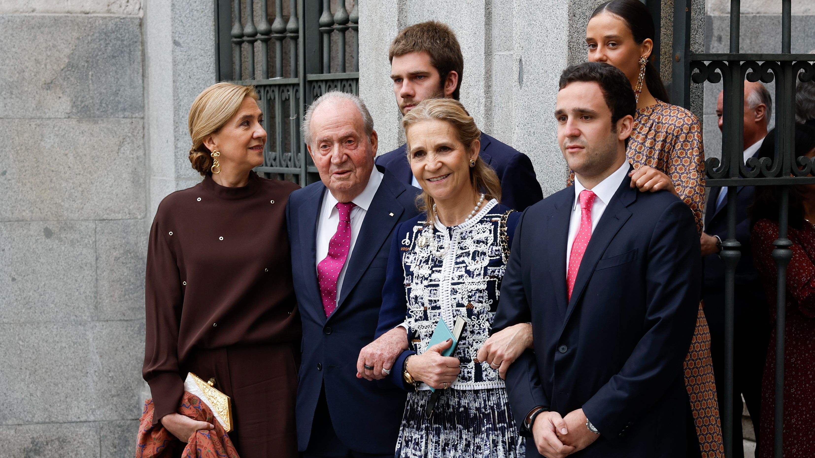 El rey emérito Juan Carlos I posa con sus hijas y sus nietos tras la boda de José Luis Martínez-Almeida y Teresa Urquijo