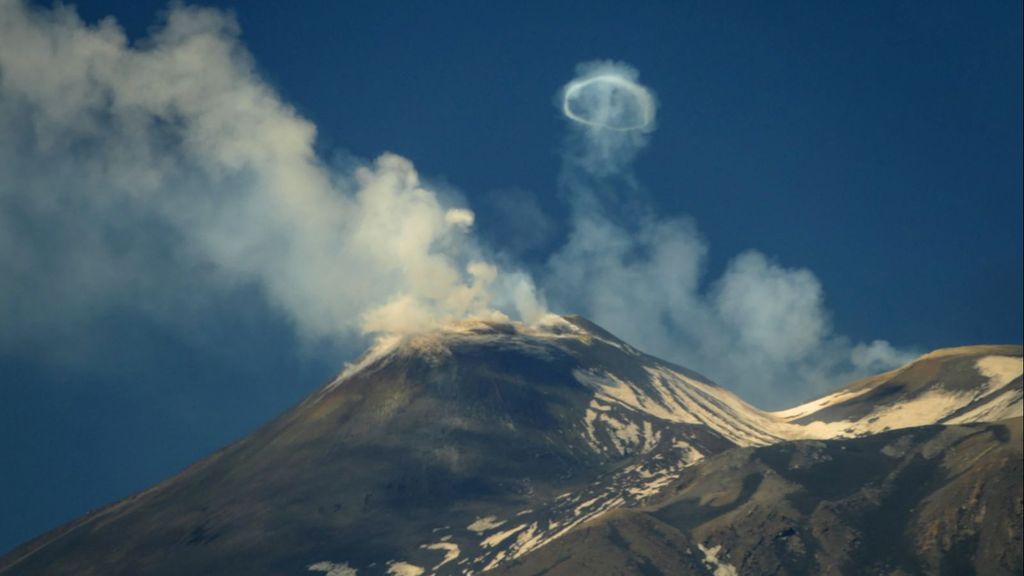 El volcán Etna cautiva a los visitantes con sus fascinantes anillos de gas volcánicos: ¿Por qué se forma este fenómeno?