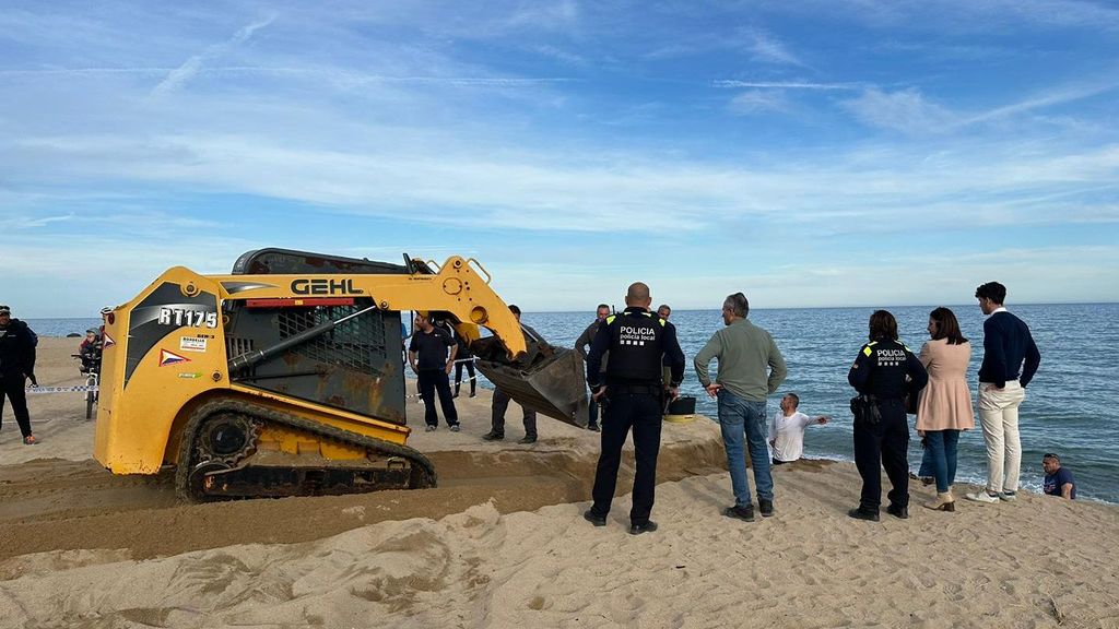 Excavadora en la playa de Vilassar del Mar, Barcelona