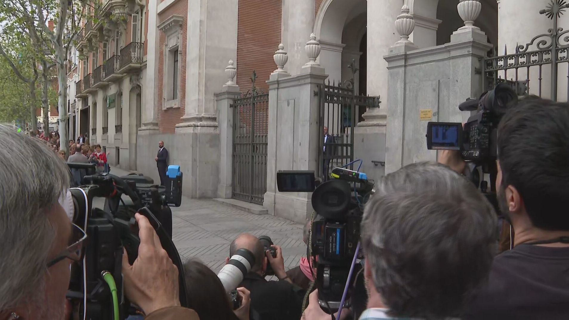 Expectación por la salida de José Luis Martínez-Almeida y Teresa Urquijo ya como marido y mujer