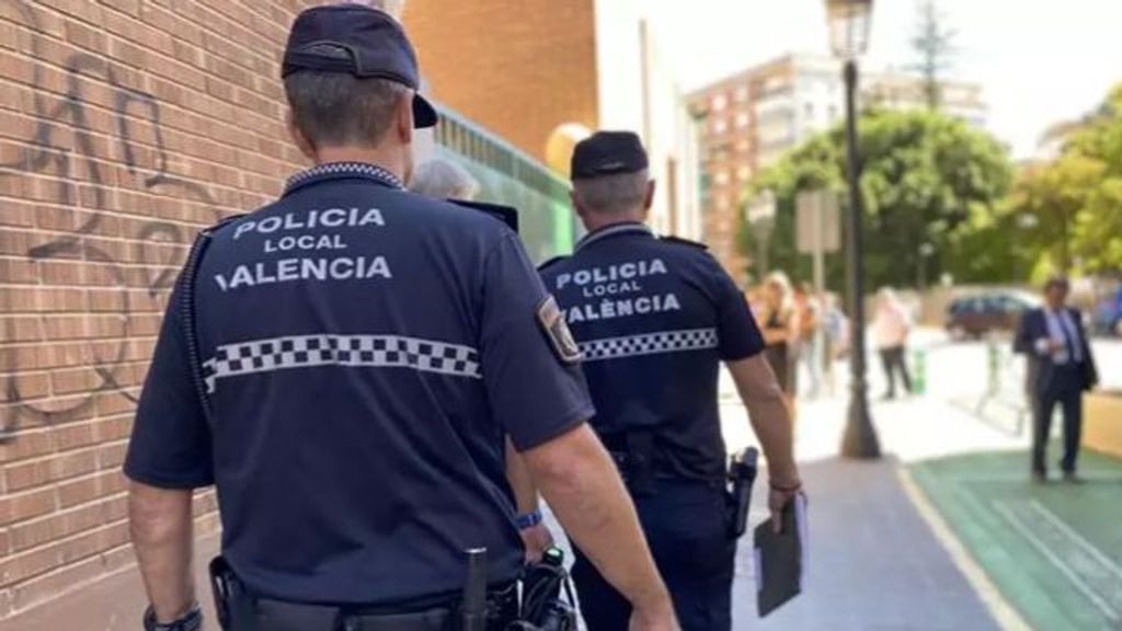 Hallan el cadáver de un hombre sepultado entre basura y enseres en una vivienda en Valencia