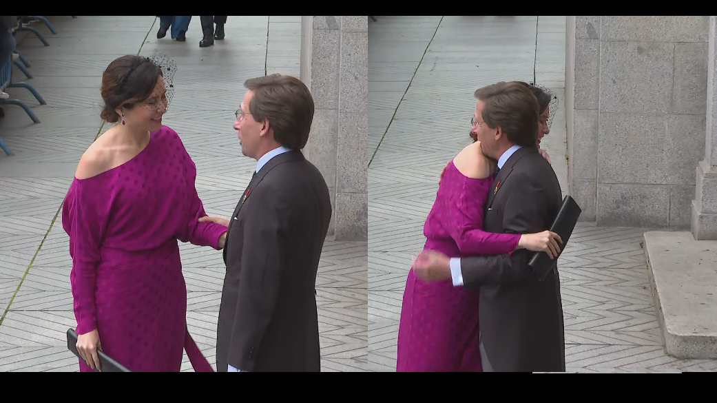 Isabel Díaz Ayuso llega a la boda de Almeida y se funde en un abrazo con el alcalde