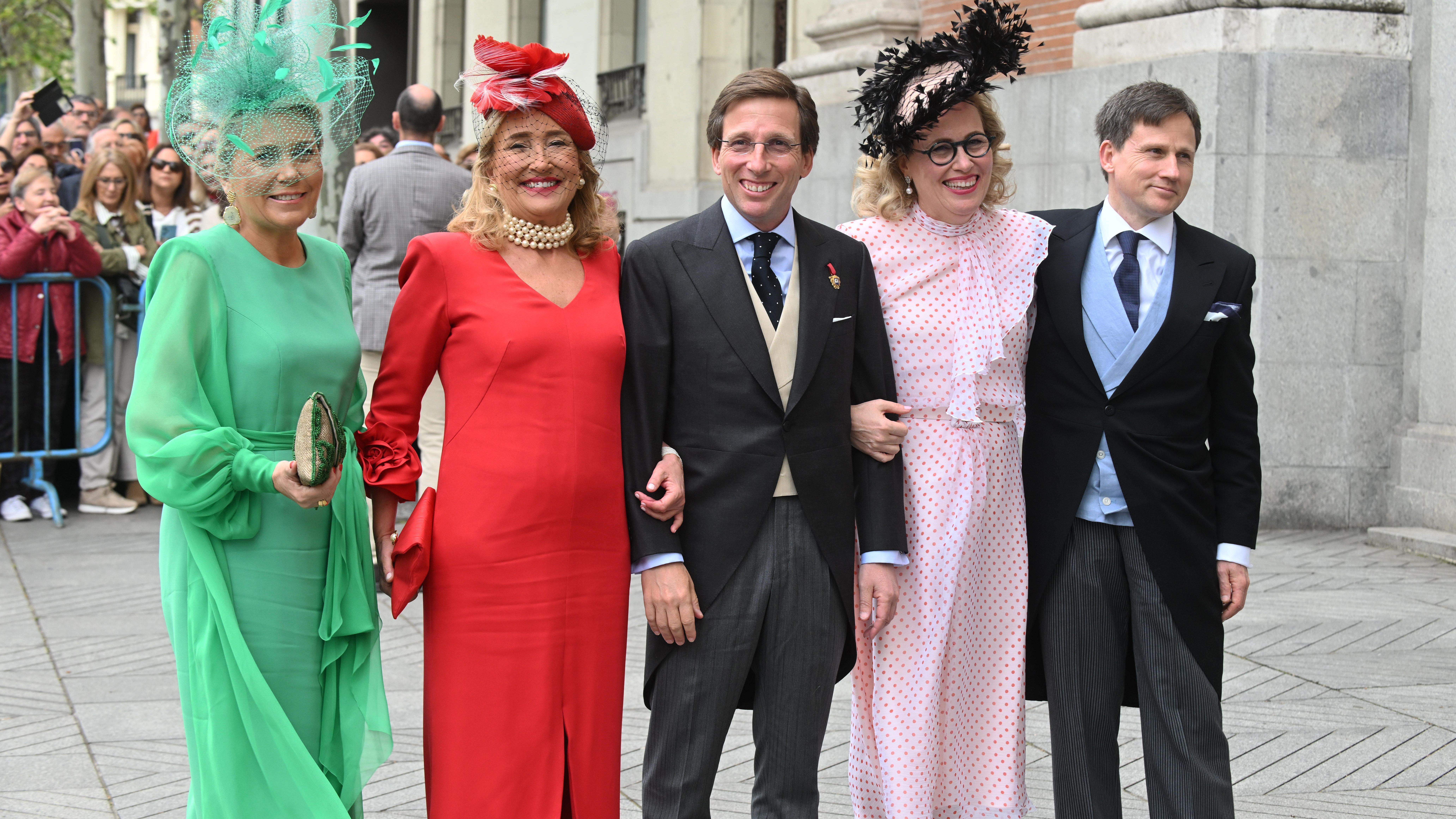 José Luis Martínez-Almeida posa con sus hermanos antes de su boda