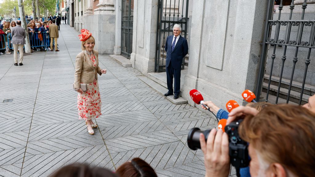 La expresidenta de la Comunidad de Madrid, Esperanza Aguirre, a su llegada a la iglesia de San Francisco de Borja para asistir a la boda de José Luis Martínez Almeida y Teresa Urquijo