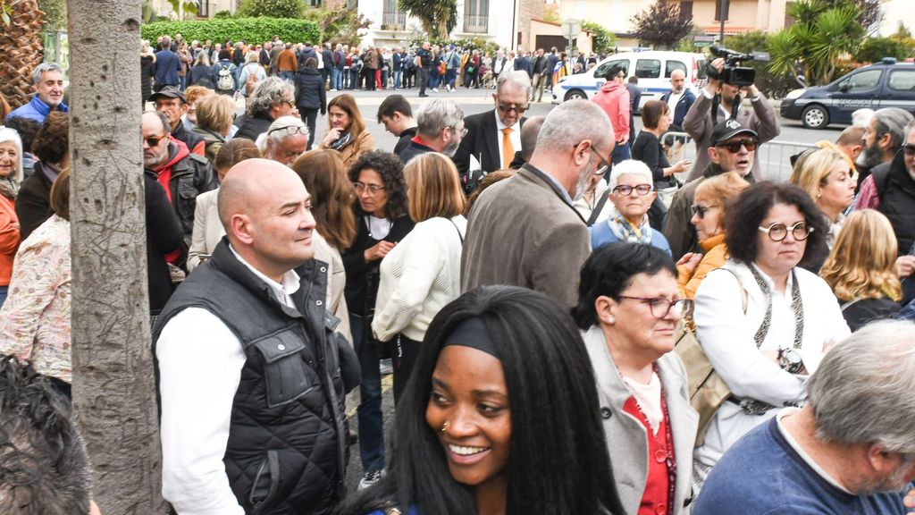 Largas colas para acceder al acto de Puigdemont de presentación de su candidatura en Elna