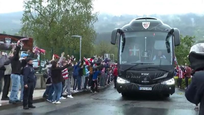 Decenas de aficionados reciben al Athletic de Bilbao en Lezama