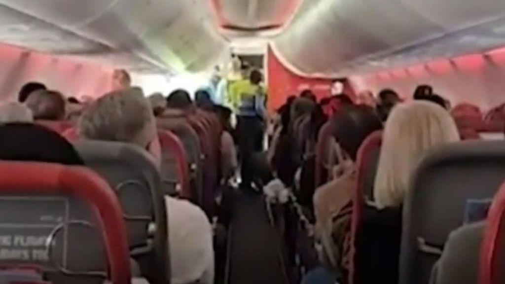 Desvían hasta Madeira un avión con destino Tenerife por un pasajero conflictivo: empezó a vapear en pleno vuelo y amenazó a la tripulación
