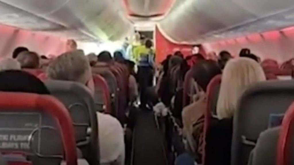 Desvían un avión con destino Tenerife por la mala conducta de un pasajero: estaba vapeando en pleno vuelo