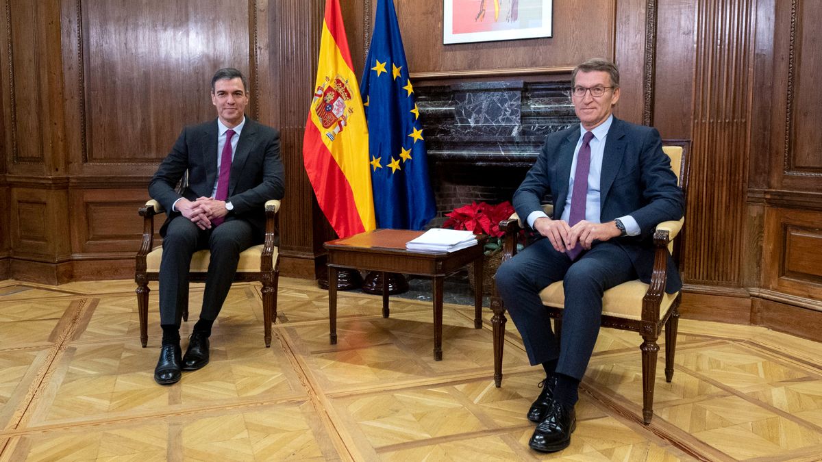 El presidente del Gobierno, Pedro Sánchez, y el líder del PP, Alberto Núñez Feijóo, durante una reunión, en el Congreso de los Diputados
