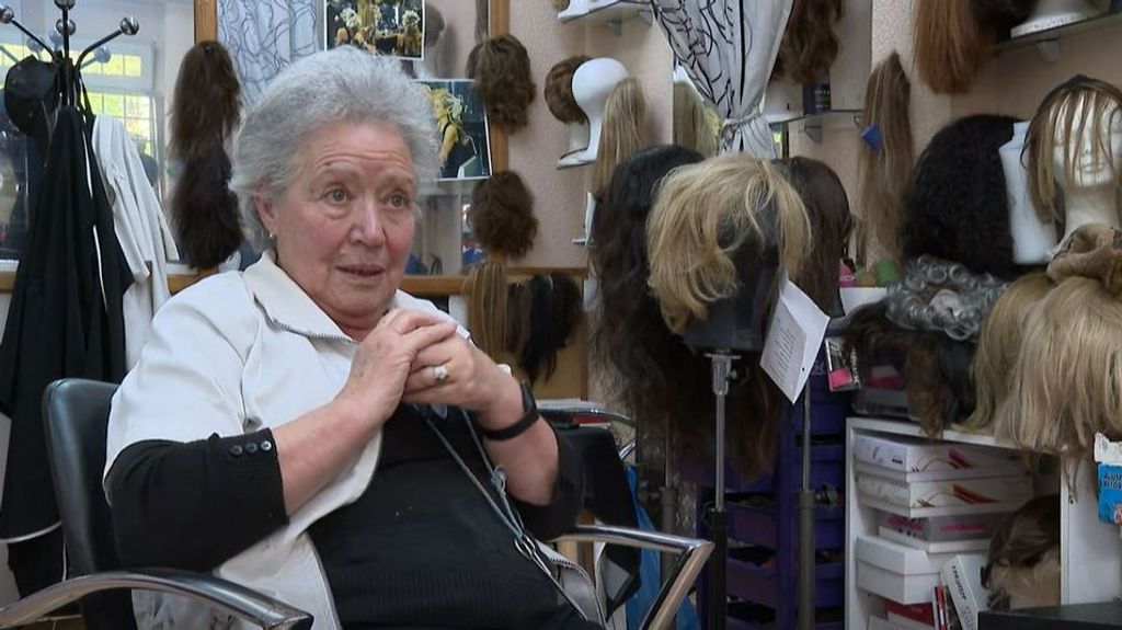 Inés, fundadora del taller de pelucas La Elipa