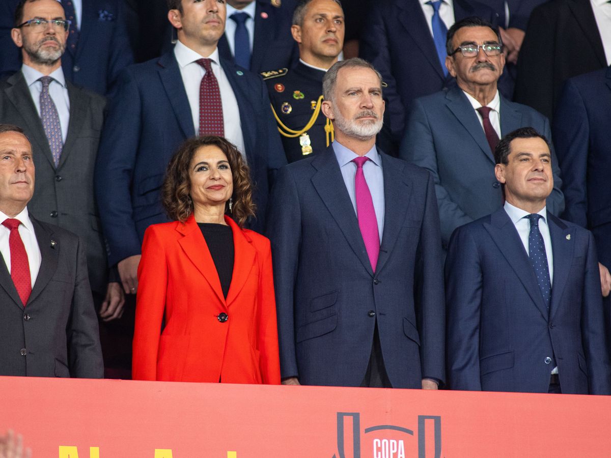 Con razon vamos a perder, si la mala suerte esta en el palco junto al Rey y de rojo.