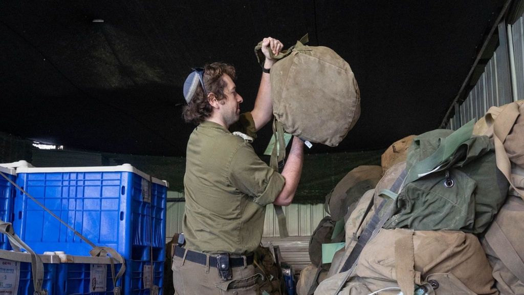 Militar israelí trabaja en la ampliación de los almacenes de bases en el norte de Israel
