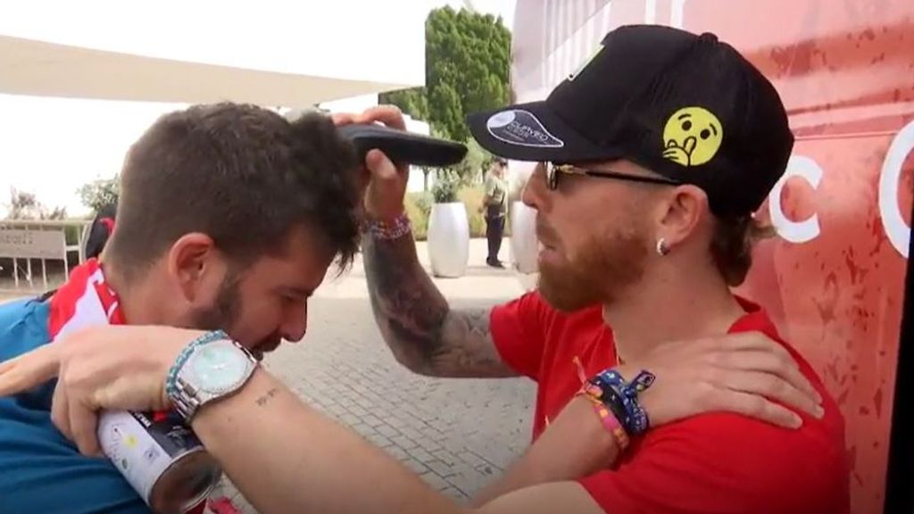 Muniain rapa el pelo a un aficionado antes de partir hacia Bilbao