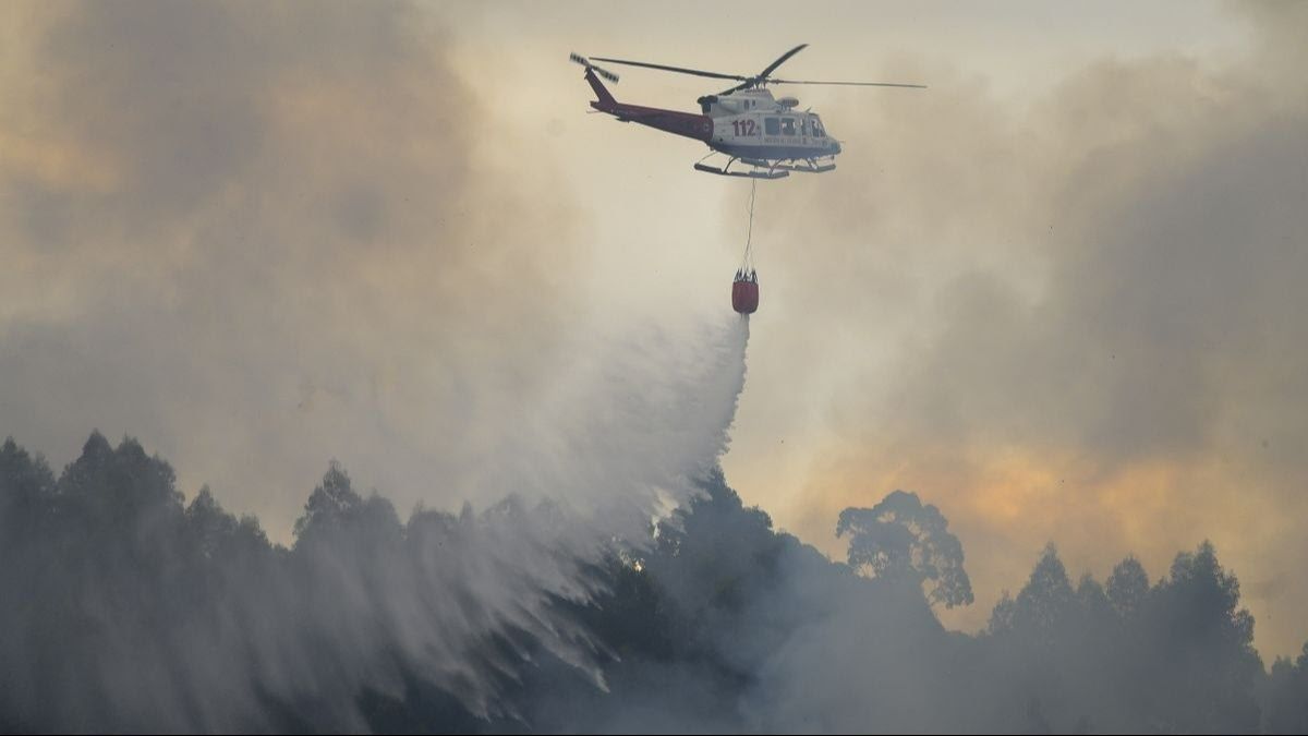 Trece incendios activos en los montes mantienen a Cantabria en alerta por el fuego