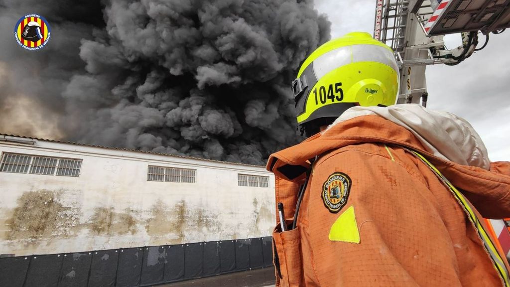Un incendio afecta a varias naves de la empresa de electrodomésticos Cecotec en Sollana, Valencia