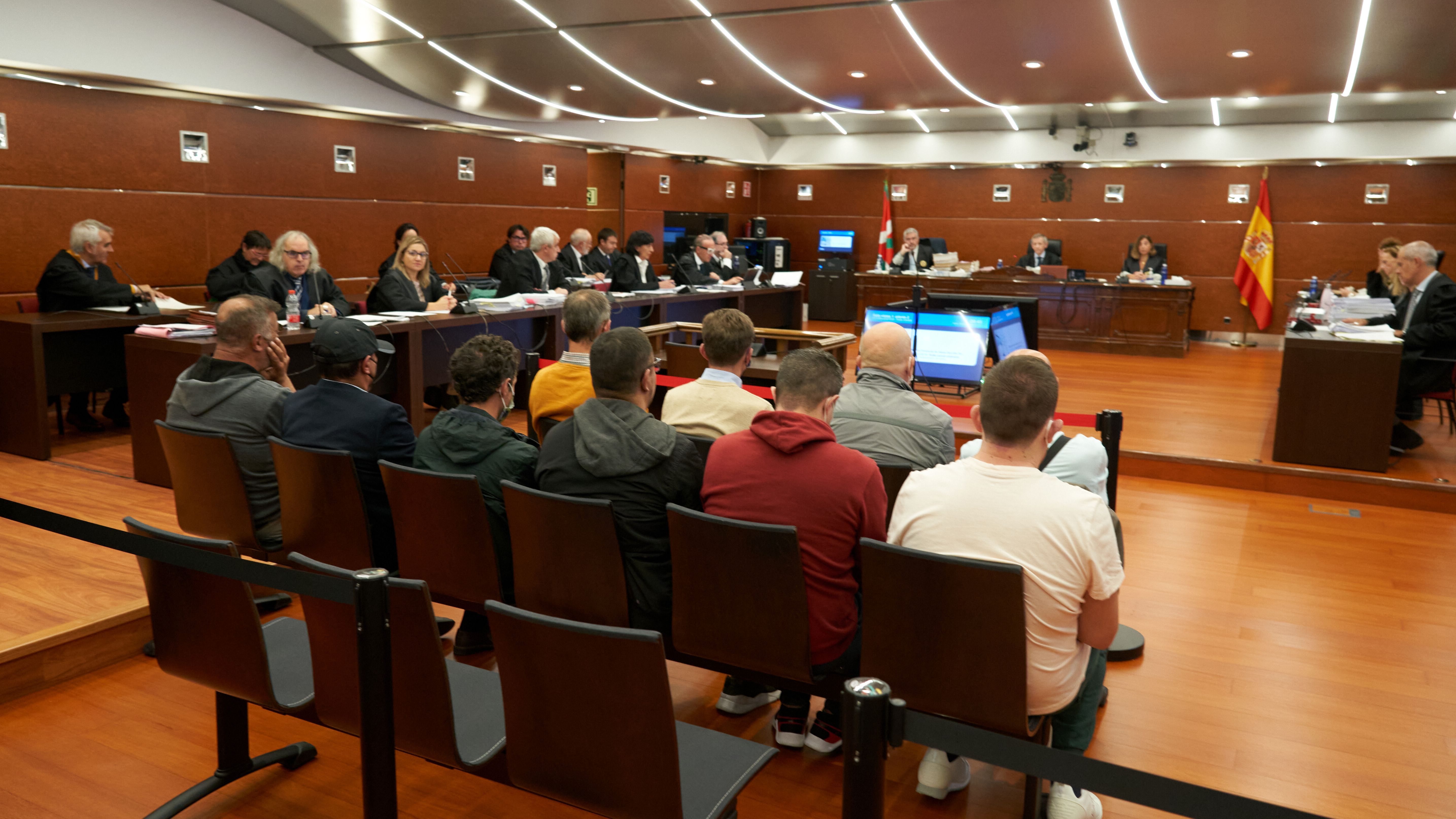 Algunos de los diez acusados durante un juicio contra diez personas acusadas de pagar por tener sexo con menores tutelados