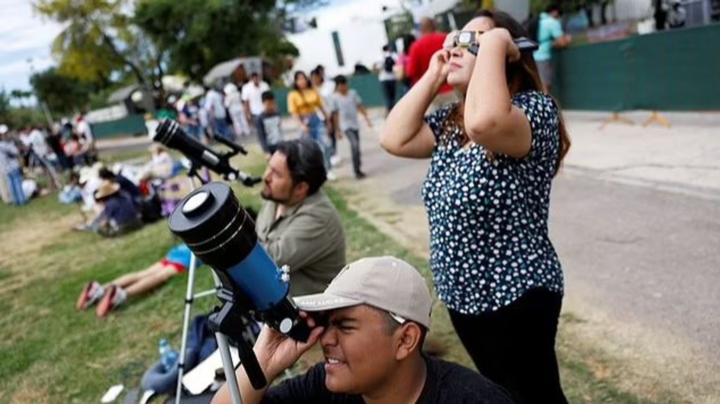 Ciudadanos de México disfrutan del eclipse