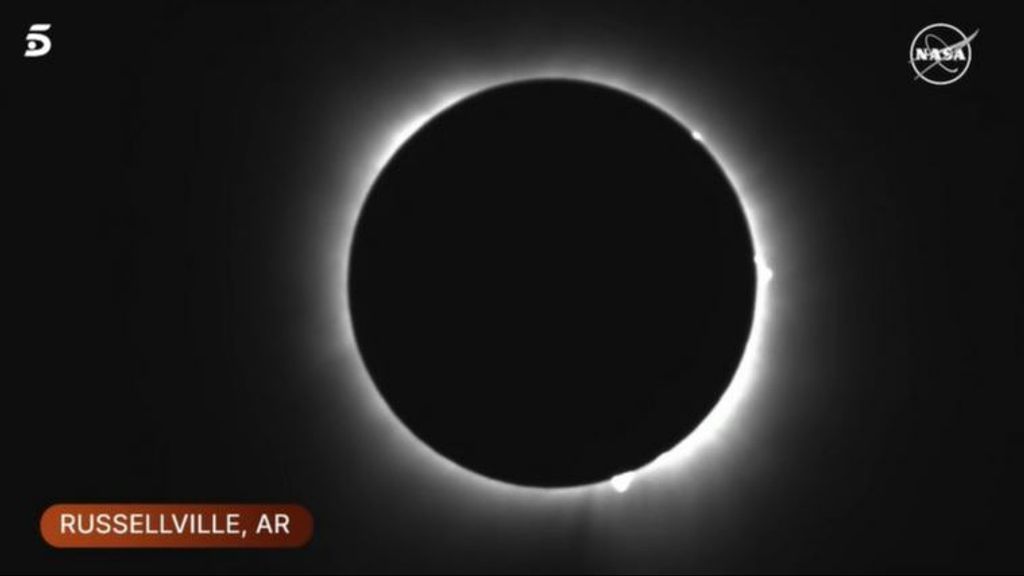 Imagen espectacular del eclipse solar total en Estados Unidos: la NASA no da crédito