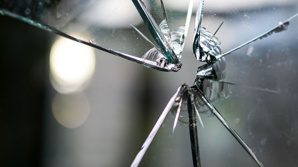 Investigan los impactos de bala en la ventana de una vivienda de Tudela del Duero, Valladolid