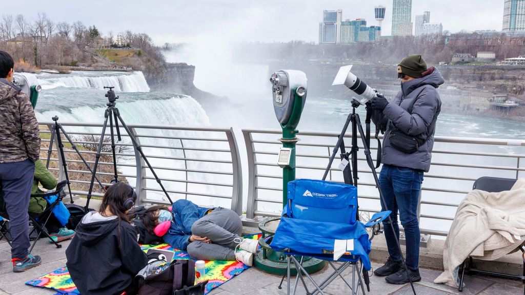 La gente espera impaciente el ecplise solar total en Niagara Falls