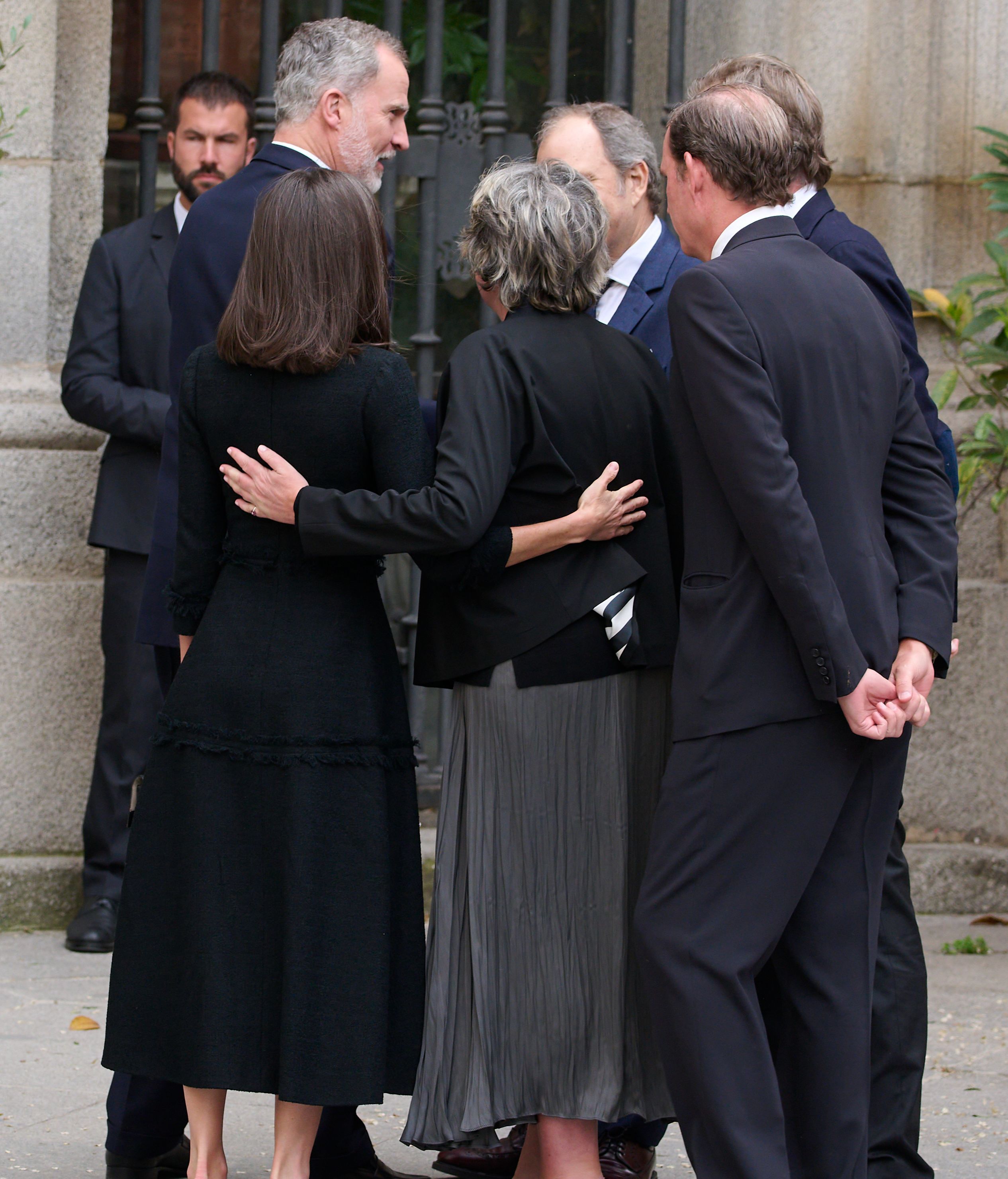 La reina Letizia y Simoneta Gómez-Acebo abrazadas