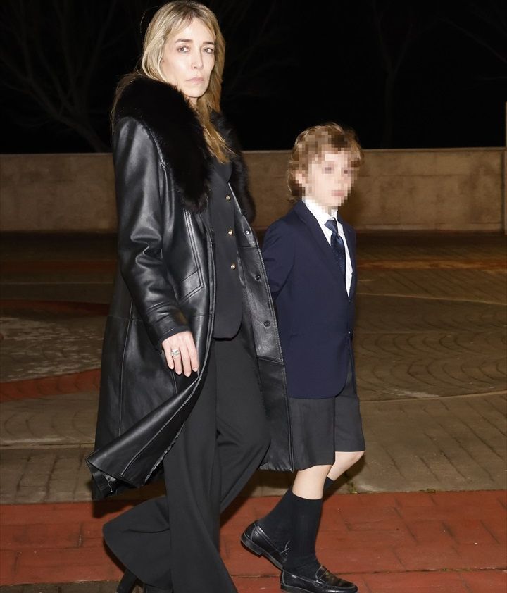 Nadia Halamandari, segunda mujer de Fernando, y su hijo Nicolás