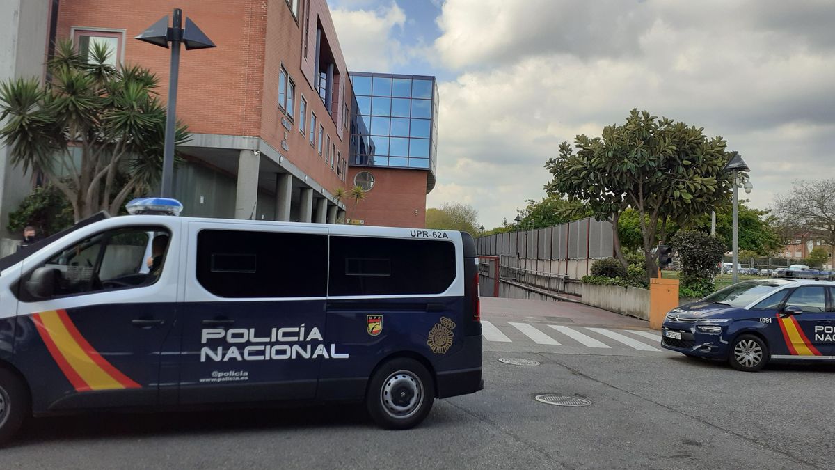 Noche de película en Gijón: un hombre roba un autobús, se estrella contra una tienda y huye a bicicleta