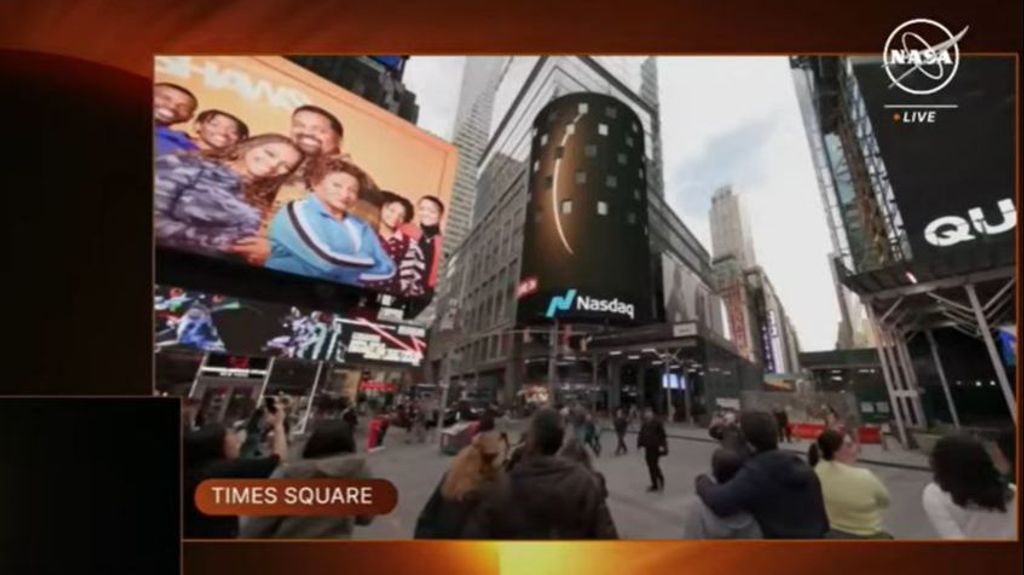 Numerosas personas siguen el eclipse desde Times Square, en Nueva York
