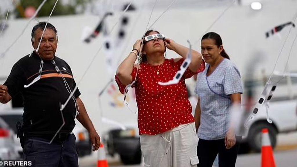 Se protegen los ojos para ver el eclipse en México