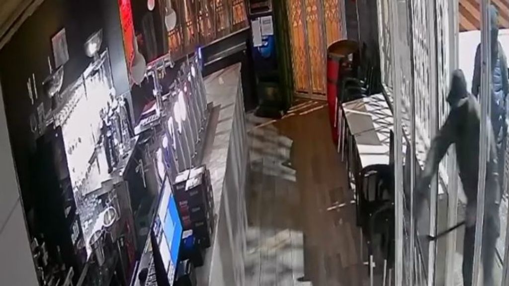 Una cámara de seguridad ha captado así el robo de dos ladrones en un bar de Moncofa