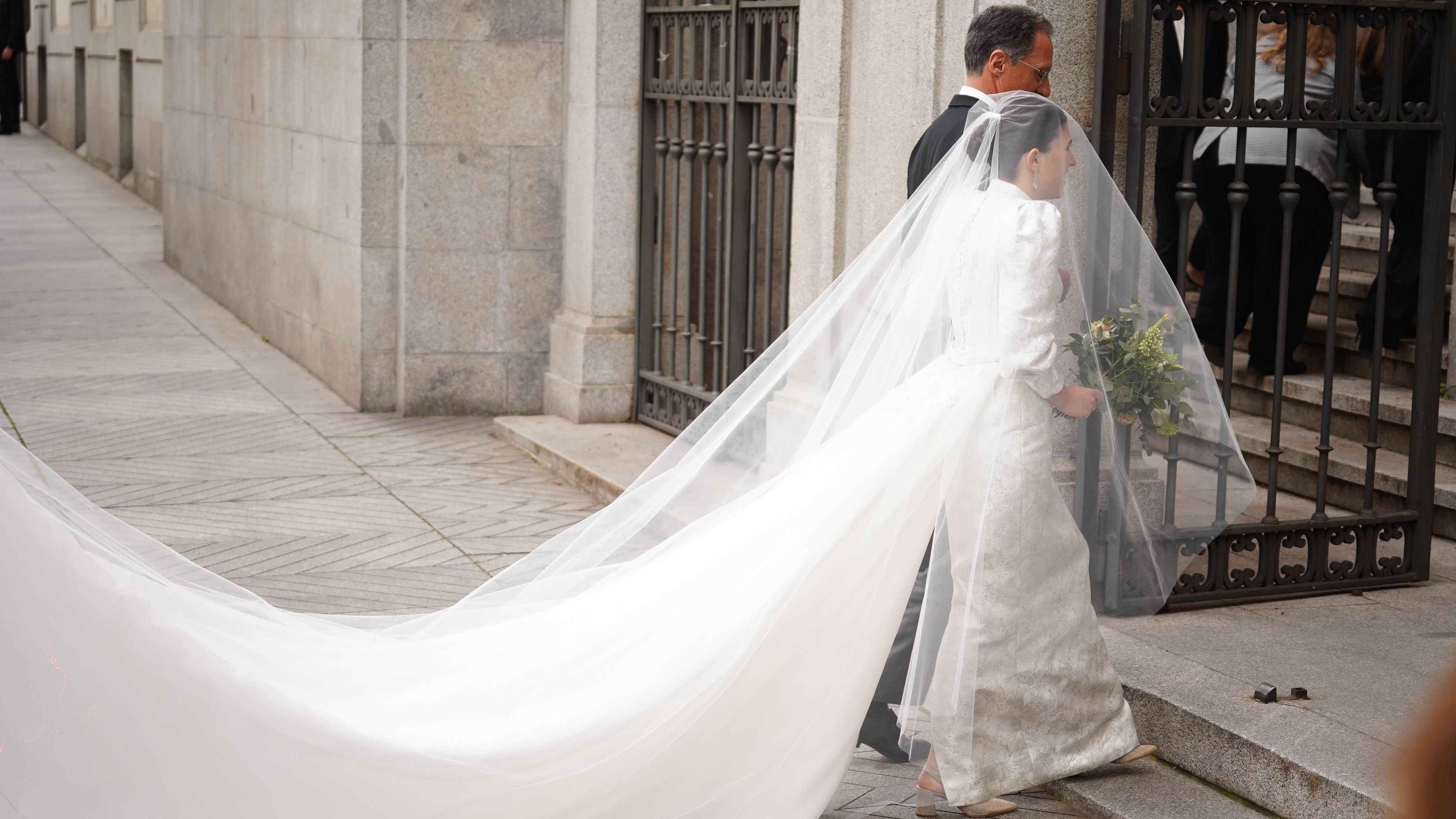 Teresa Urquijo entrando en la iglesia