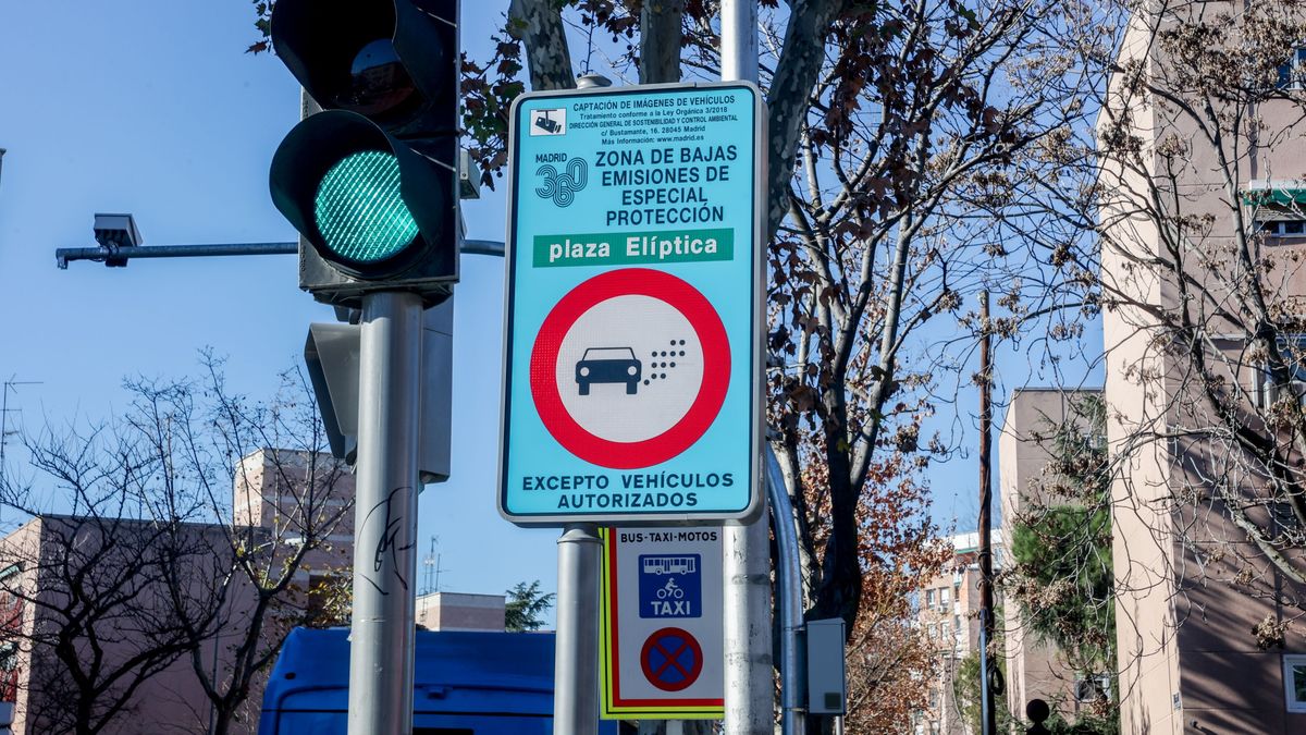 Un cartel anuncia zona bajas emisiones zbe plaza eliptica enero 2023 madrid