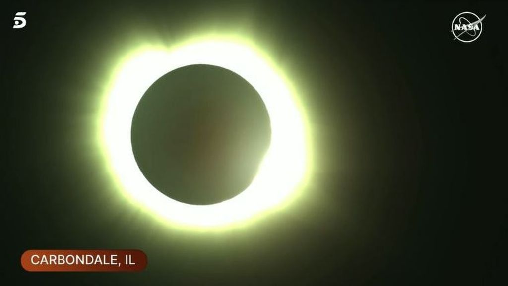 Un estadio en el que se observa el eclipse, totalmente a oscuras: los estadounidenses alucinan