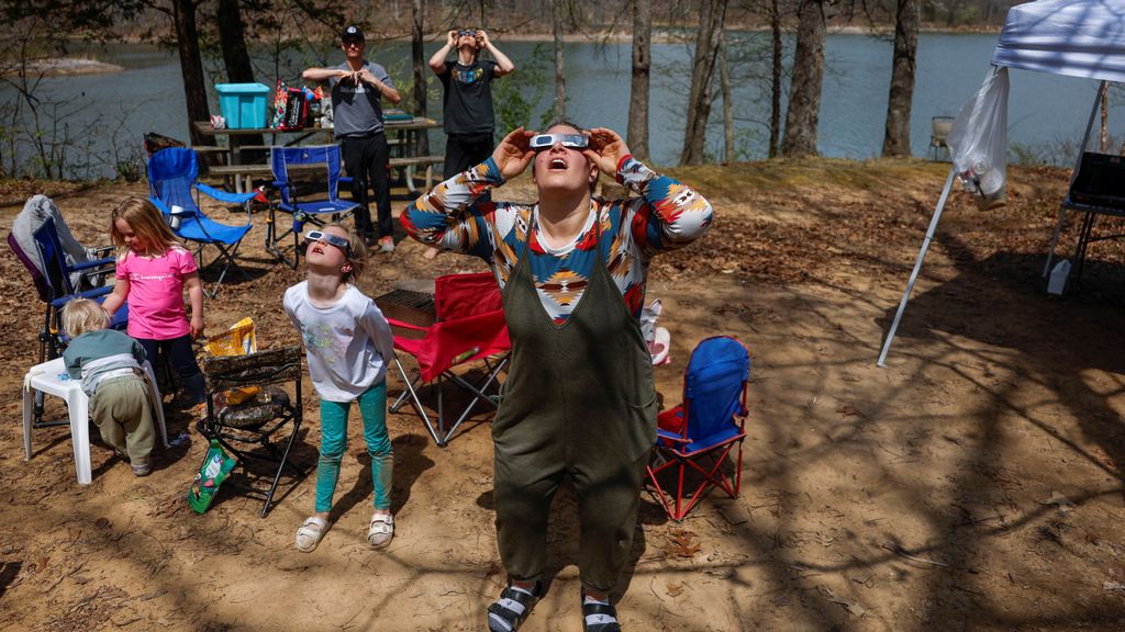 Una familia acampada espera el eclipse en Estados Unidos